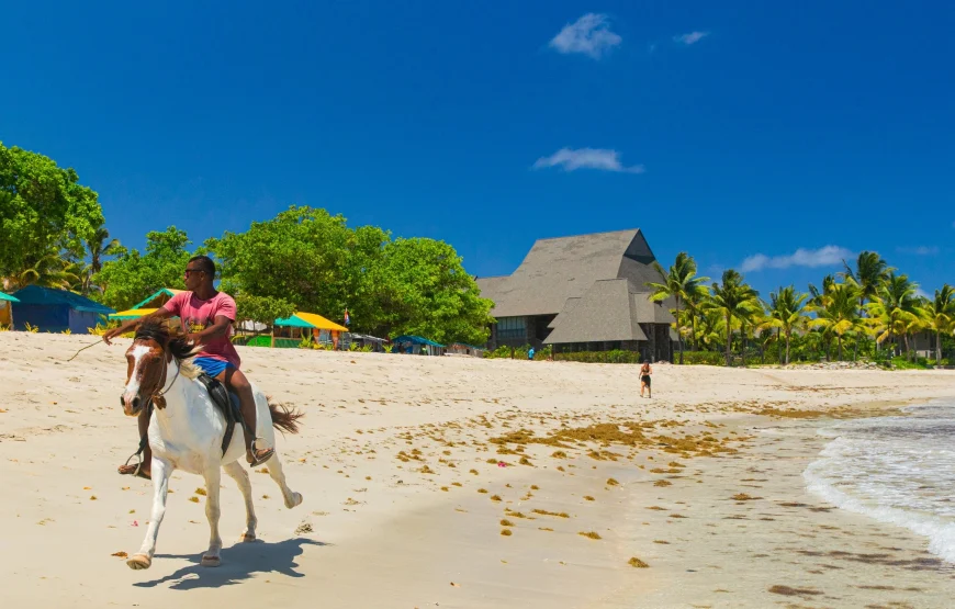 Natadola-Beach-Horse-Riding-Fiji-–-AU9511-870x555